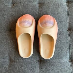 NWOT Bravest Studios Toe Style Slip-On  Size 10